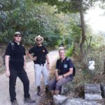 Les pèlerins posent pour une photo dans la nature