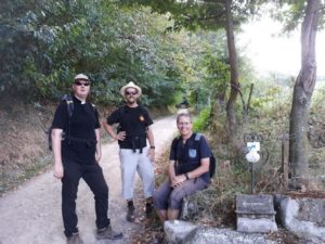 Les pèlerins posent pour une photo dans la nature